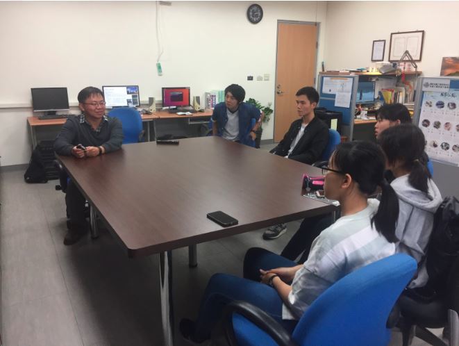 A small discussion held between Dr. Chen Da Yi, students and assistants in Geosciences.
