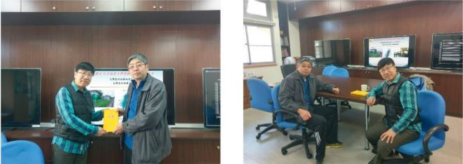 The director presents souvenirs to the center and takes a photo with Professor Li