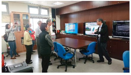 Director Zhang shows how the earthquake early warning system works