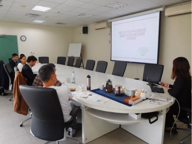 Participants listen to the research results of students from Tokyo University of Science.