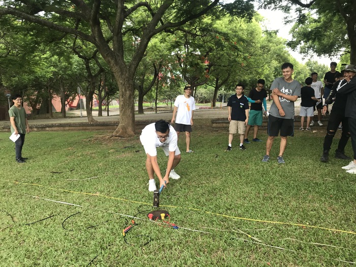 中正大學石瑞銓老師進行震測野外課程