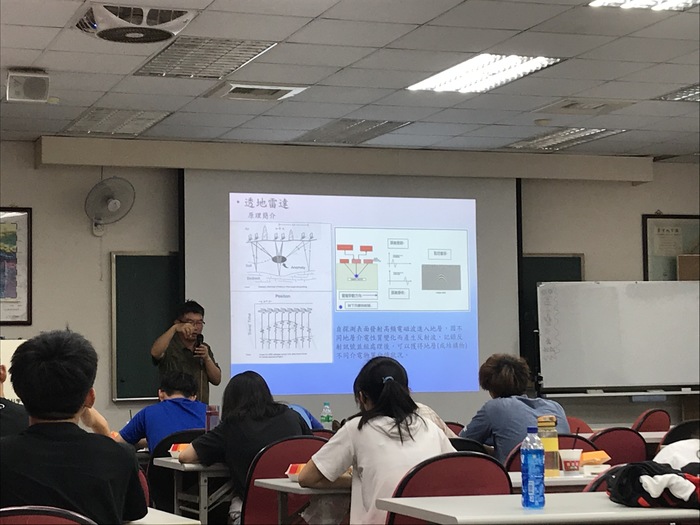 胡志昕老師進行透地雷達室內課程